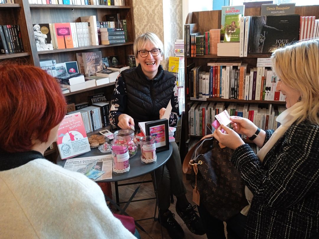 Emmanuelle Voinet dédicace son premier roman à la librairie Le Domaine des murmures à Champagnole (39)